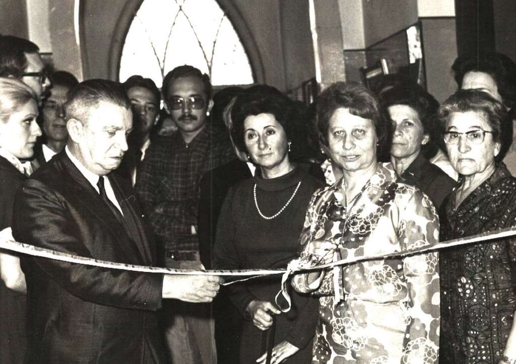 Professor Vinício Stein Campos e Jocely Stolf inauguram a sala “História de Piracicaba”, no MHP Prudente de Moraes (4/11/971)